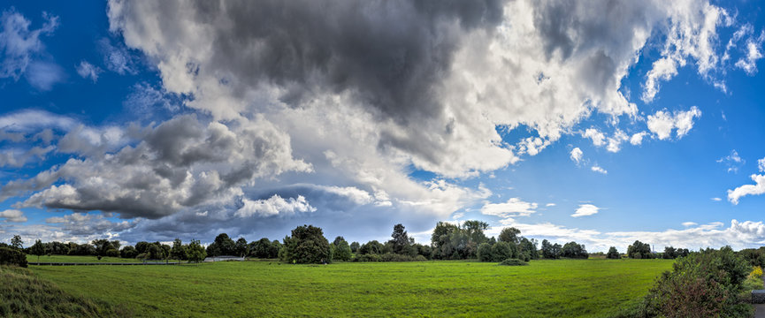 Wolkenformation &uuml;ber dem Niddatal in Frankfurt am Main