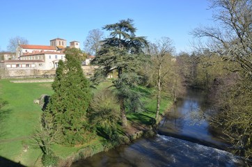 Fototapeta na wymiar Couvent des Bénédictines le long de la Moine, Clisson, France