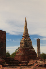 Fototapeta premium Ancient remains of Wat Ratchaburana temple in the Ayutthaya Historical Park, Ayutthaya, Thailand.