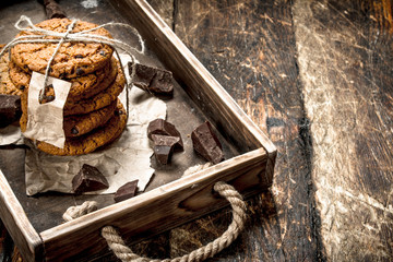 Oatmeal cookies with chocolate.