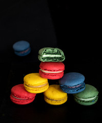 ein Stapel verschieden farbiger Ma