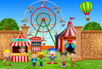 Obraz na płótnie Canvas Childrens having fun in amusement park
