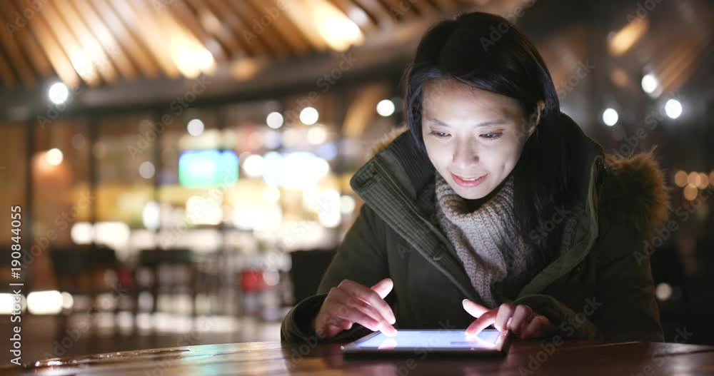 Poster Woman using cellphone in outdoor cafe at night