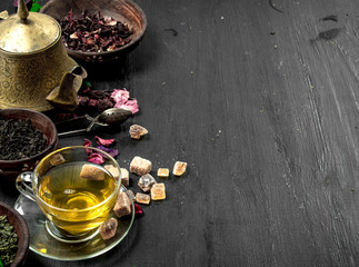Different kinds of tea with brewed tea.