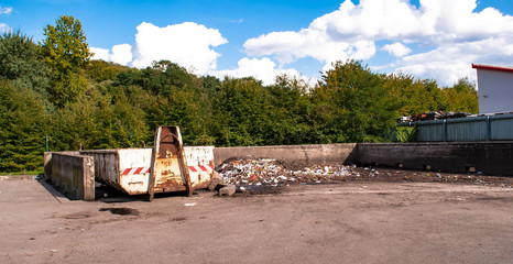 Fototapeta na wymiar Müllcontainer - Müll