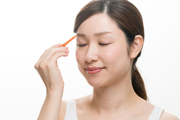 化粧をする女性、眉毛、ペンシル、眉メイク