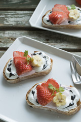 苺とバナナのヨーグルト味のタルティーヌ