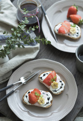 苺とバナナのヨーグルト味のタルティーヌ