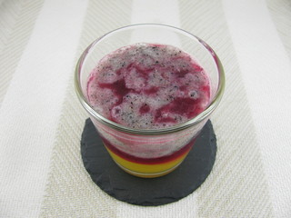 Granatapfelsaft, pürierte Drachenfrucht und Mangomus im Glas