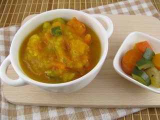 Bunte Gemüsesuppe mit Hokkaido Kürbis
