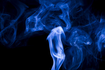 Obraz premium Niebieski dym na czarnym tle