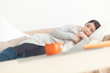 くつろぐ女性・ソファ