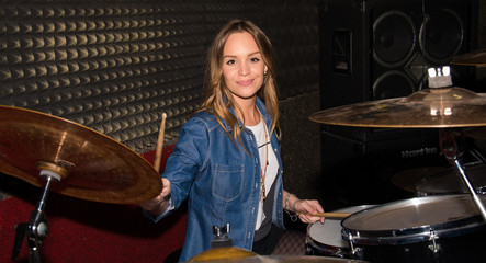 The women plays drums