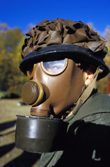 Fototapeta premium Militaire avec masque à gaz