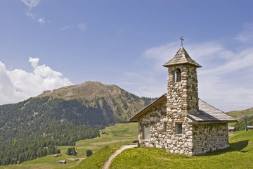 Fototapeta na wymiar Bergkapelle im Grödner Tal