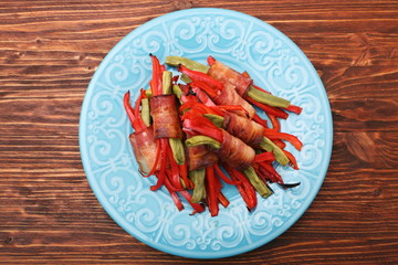 Delicious bacon-wrapped green beans and pepper bell, healthy and