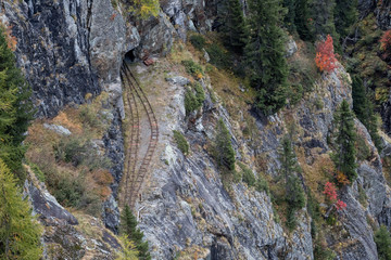 Die wunderbare Bergwelt der Alpen im Herbst