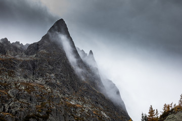 Die wunderbare Bergwelt der Alpen im Herbst