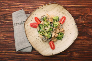 Stir fry with chicken, mushrooms and broccoli low carb high prot