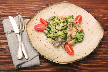 Stir fry with chicken, mushrooms and broccoli low carb high prot