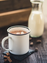 Heiße Schokolade in Emaille Tasse