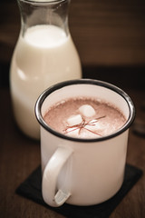 Heiße Schokolade in Emaille Tasse
