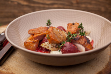 Duroc-Spieß mit Rote-Bete-Salat und Meerrettich-Dip