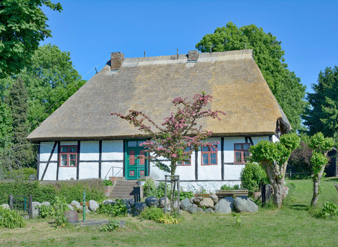 das historische Schulhaus von Middelhagen auf der Insel R&uuml;gen,Ostsee,Mecklenburg-Vorpommern,Deutschland