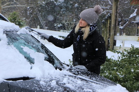 Im Winter das Auto vom Schnee frei fegen und Eis kratzen - ein lizenzfreies  Stock Foto von Photocase