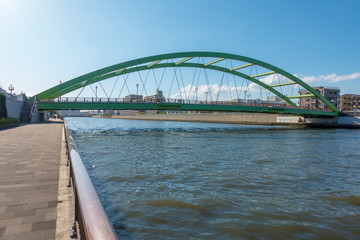 都市の川にかかる橋