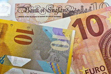 10 Schweizer Franken, 10 Euro und 10 englische Pfund