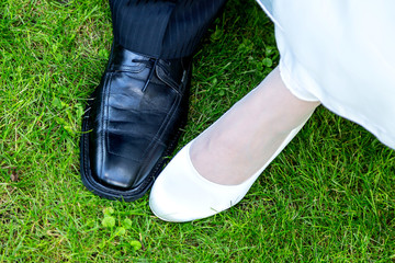 die Schuhe von einem Hochzeitspaar auf gr&uuml;nem Gras