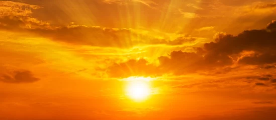 Vlies Fototapete Dämmerung Hintergrundpanorama des starken Sonnenaufgangs mit Silberstreifen und Wolken am orangefarbenen Himmel