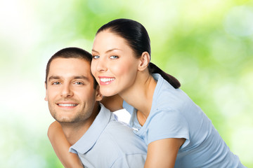 Obraz premium Young happy smiling attractive couple, outdoors