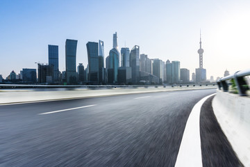 Obraz premium empty road with modern building