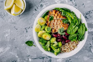 Foto op Aluminium Gezonde buddha bowl lunch met gegrilde kip, quinoa, spinazie, avocado, spruitjes, broccoli, rode bonen met sesamzaadjes © nblxer