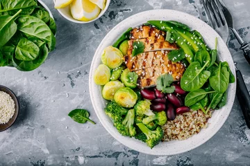 Foto op Plexiglas Gezonde buddha bowl lunch met gegrilde kip, quinoa, spinazie, avocado, spruitjes, broccoli, rode bonen met sesamzaadjes © nblxer