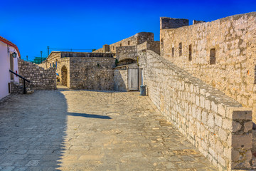 Fototapeta na wymiar Medieval fort Hvar Spanjola. / Scenic view at medieval fort above Hvar town, popular tourist sightseeing spot in Croatia, Mediterranean landmarks.