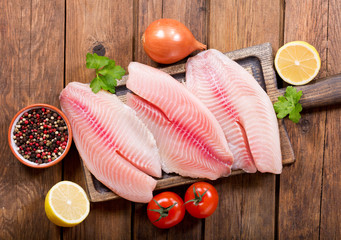 filet de poisson frais avec des ingrédients pour la cuisson