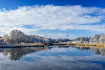 Fototapeta na wymiar Winter lake landscape
