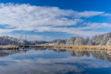 Obraz premium Winter lake, snow and blue sky