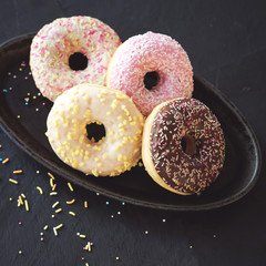 assortiment de donuts colorés