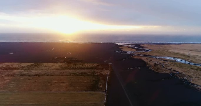champs avec coucher de soleil