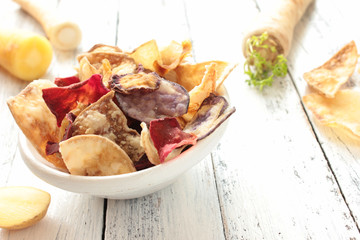 Gemüsechips Snack Schale Tisch Portion Bunt Gemüse Kartoffelchips Kartoffel Chips