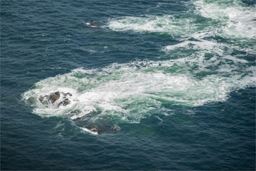 rochers et mer à l'île d'Yeu vu du ciel