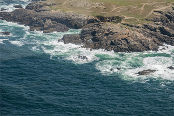 rochers et mer à l'île d'Yeu vu du ciel