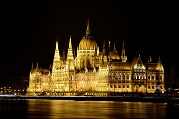 Budapest / Parlament bei Nacht
