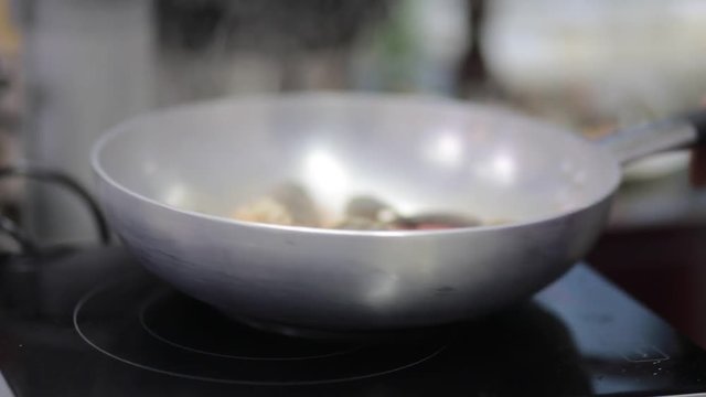 Padella su induzione con gamberi, crostacei e soffritto