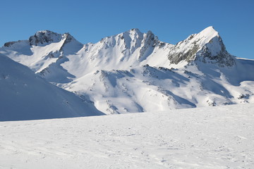 Fototapeta na wymiar Skitourenparadies Bivio Piz Mäder 3001m, Piz Turba 3018m, Piz Forcellina 2939m