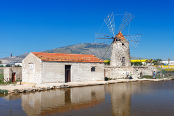 Młyn koło saliny, Trapani, Sycylia © TOP67